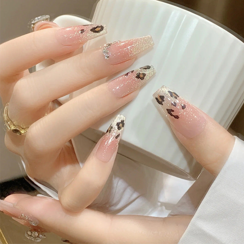 Kunstnagelset mit Glitzer- und Leopardenmotiv Brehn