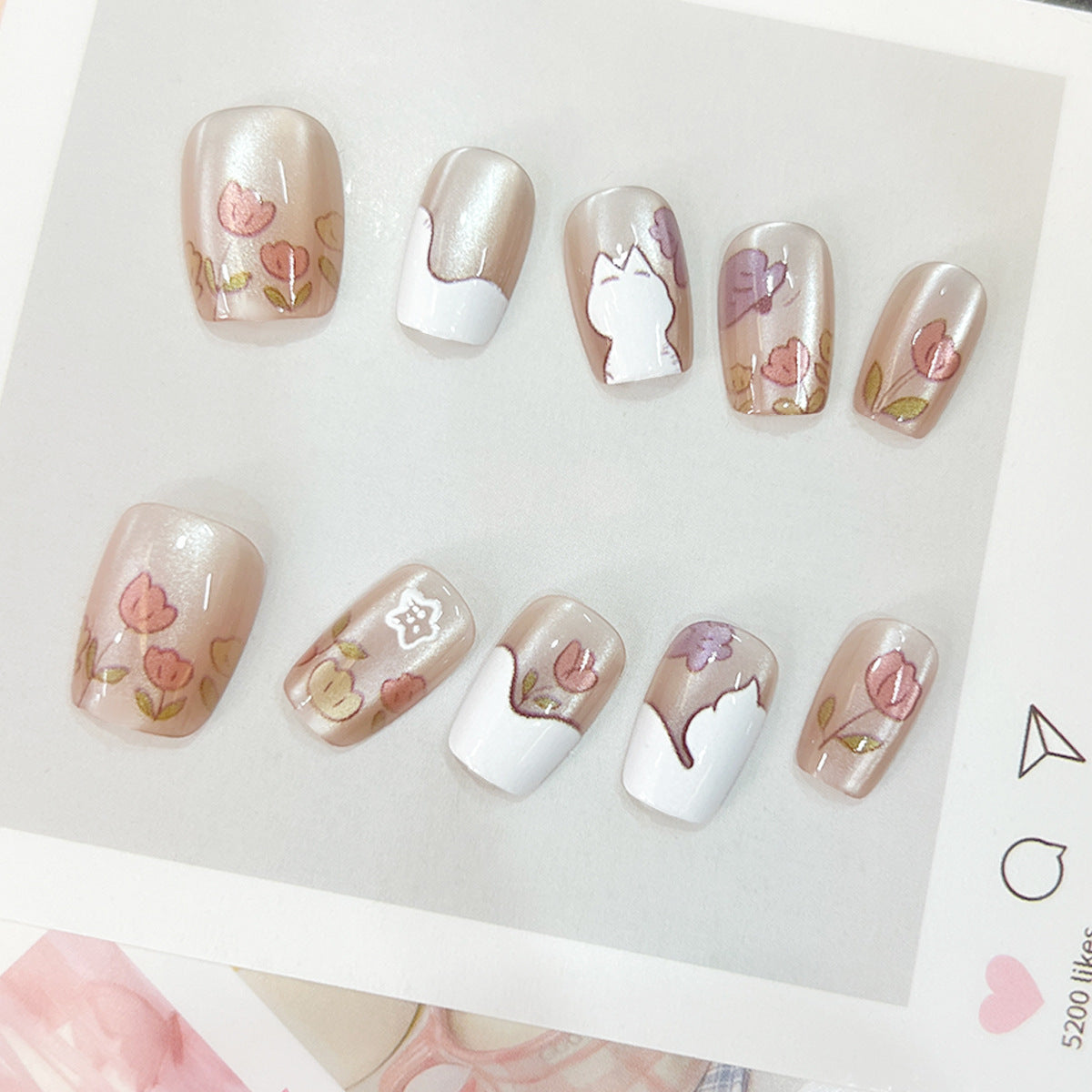 Kunstvolle Nagelspitzen mit floralen Motiven Brehn