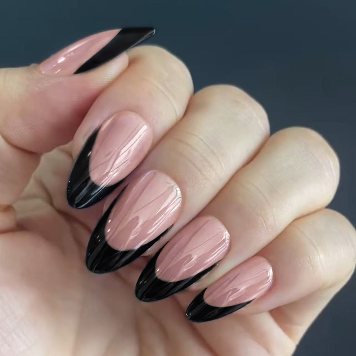 Elegante Stiletto-Press-On-Nägel mit modernem French Tip Design Brehn