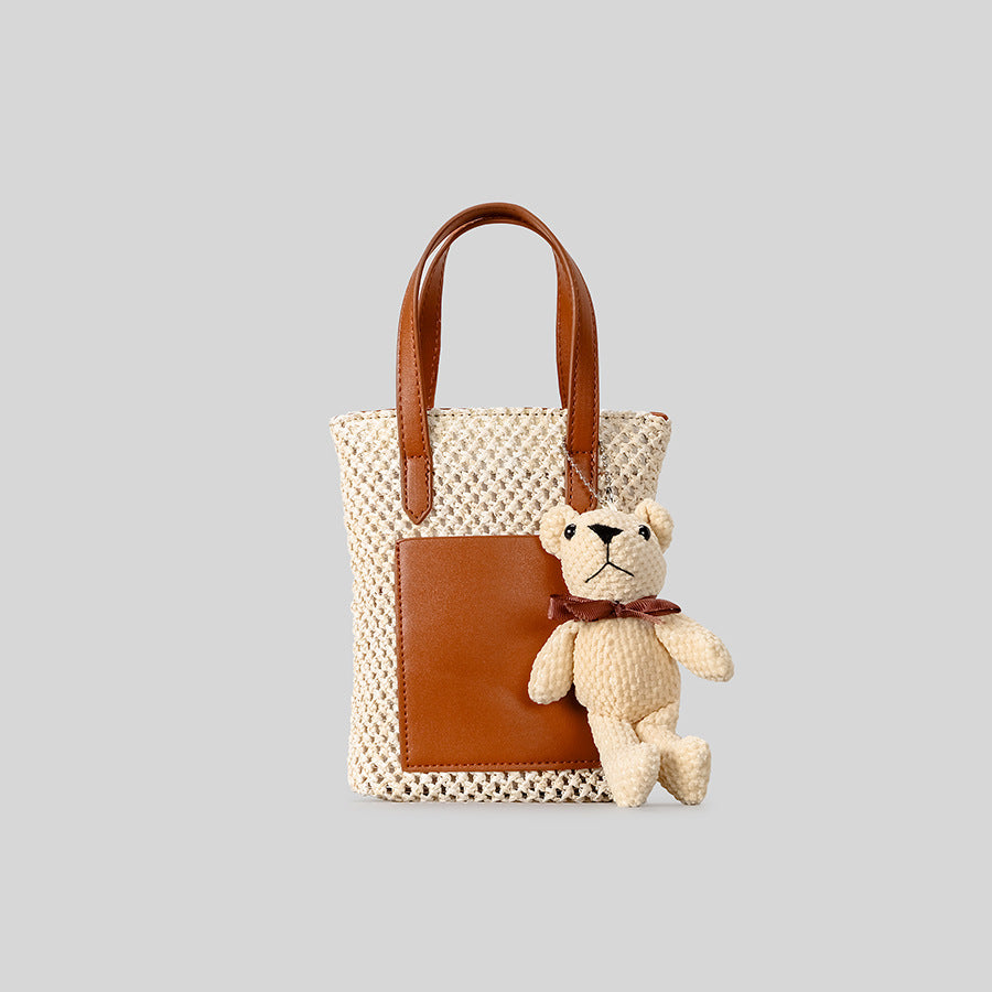 Verspielte Geflochtene Tragetasche mit Teddybär-Detail