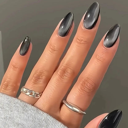 Glänzende Stiletto-Nagelerweiterungen Brehn