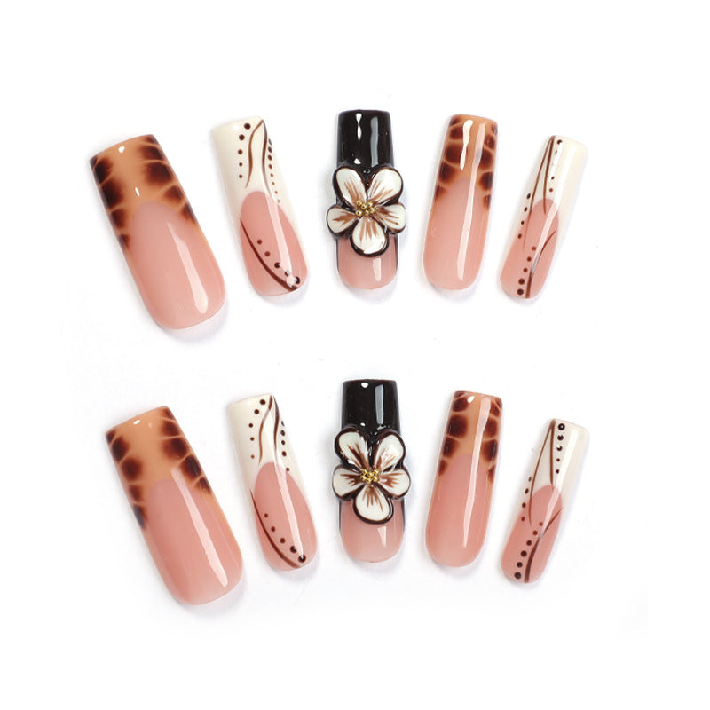 Kreatives Kunstnagelset mit filigranen Blumen- und Glitzerakzenten Brehn