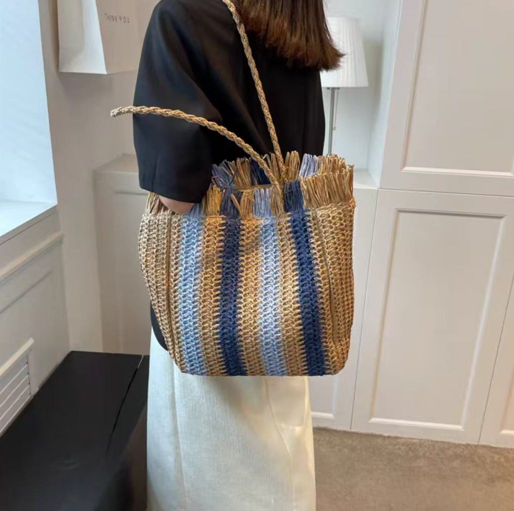 Geflochtene Strandtasche mit Fransigen Details Brehn