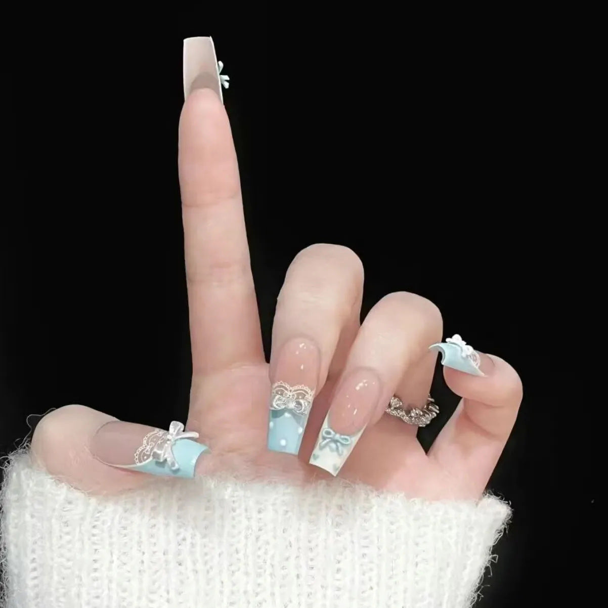 Dekoratives Press-On-Nagelset mit Bandakzenten Brehn