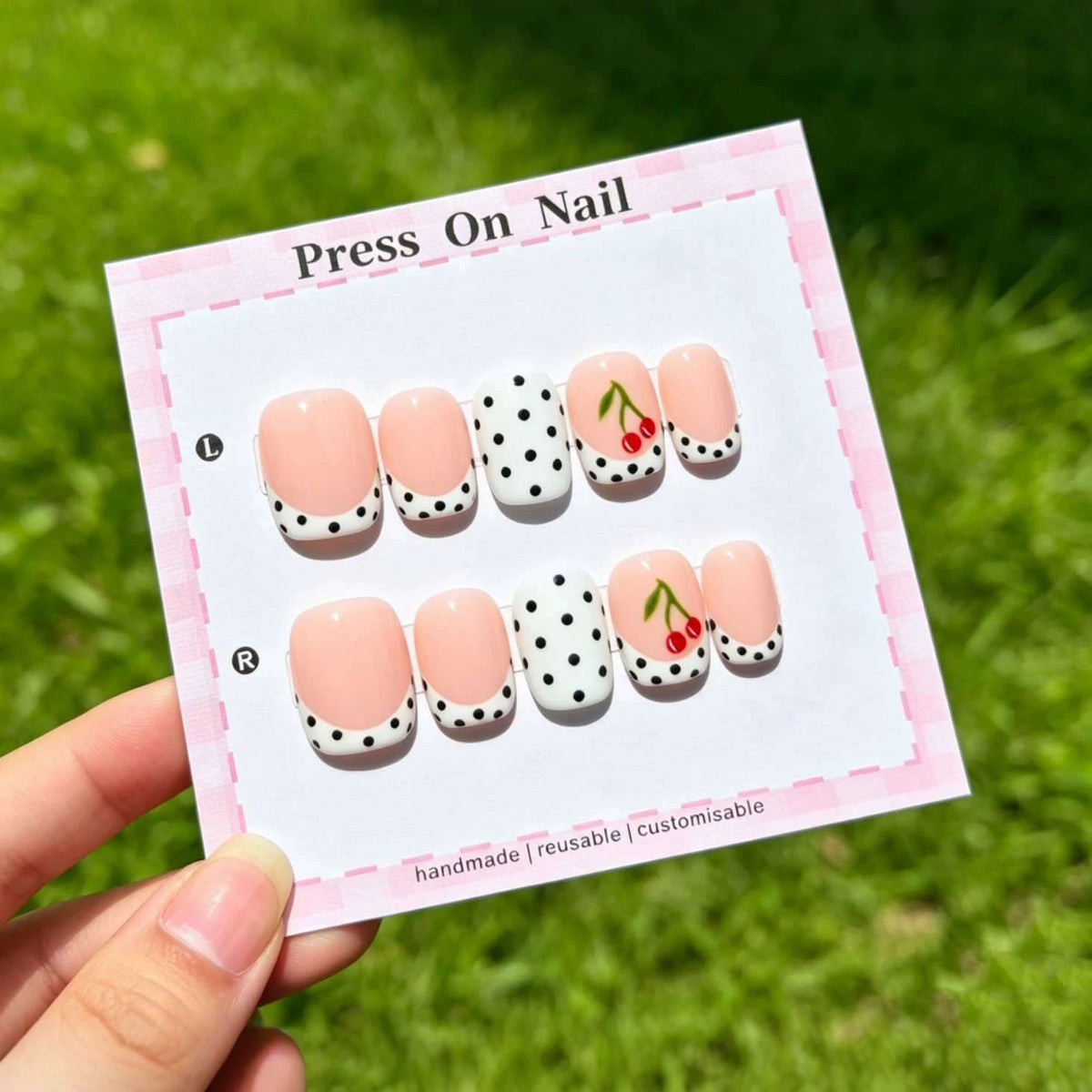 Dekoratives Press-On Nagelkunstset mit Kirsch- und Punktedesign