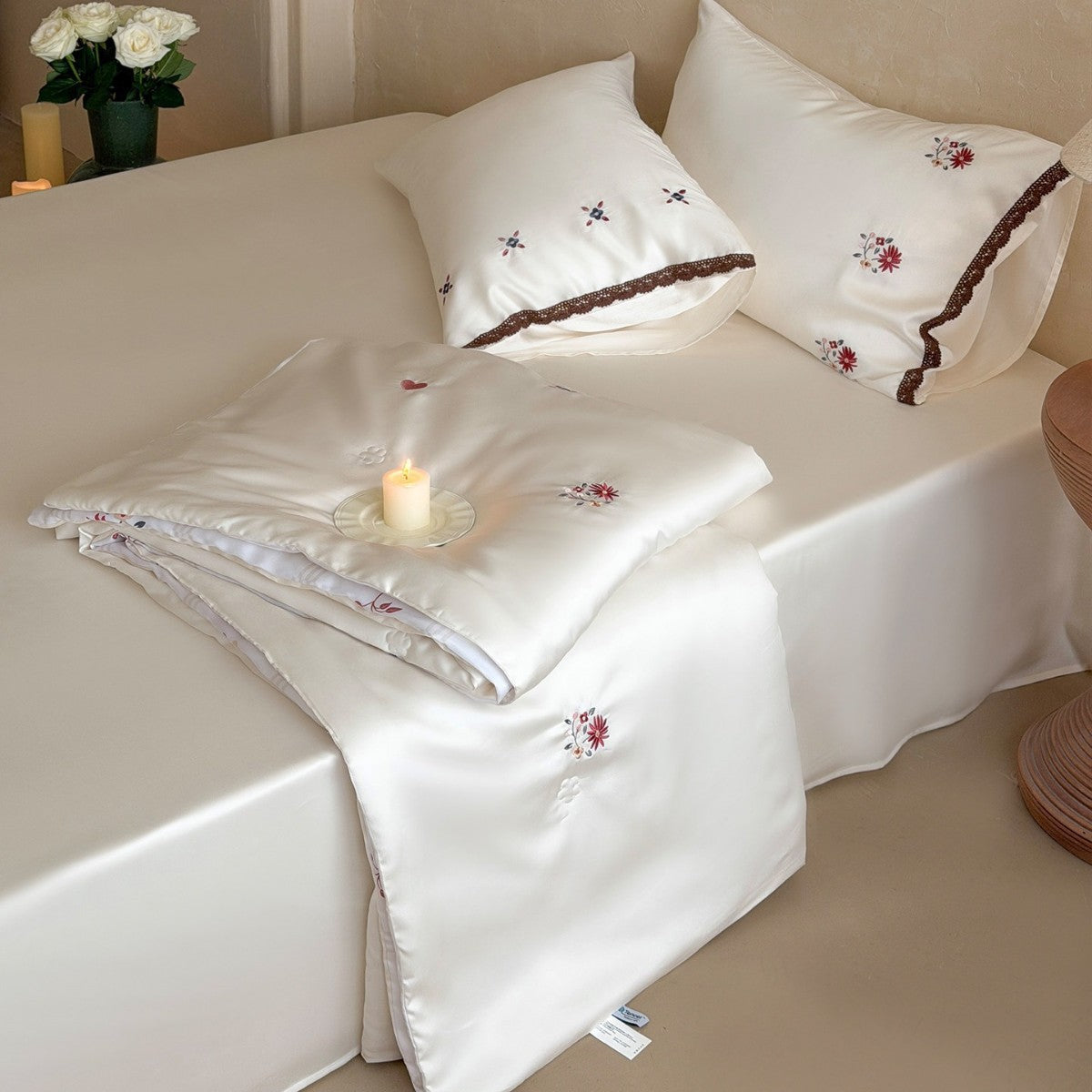 Elegante Satin-Bettwäsche-Garnitur mit feiner Blumenstickerei und Spitzenrand