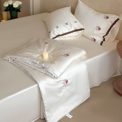 Elegante Satin-Bettwäsche-Garnitur mit feiner Blumenstickerei und Spitzenrand