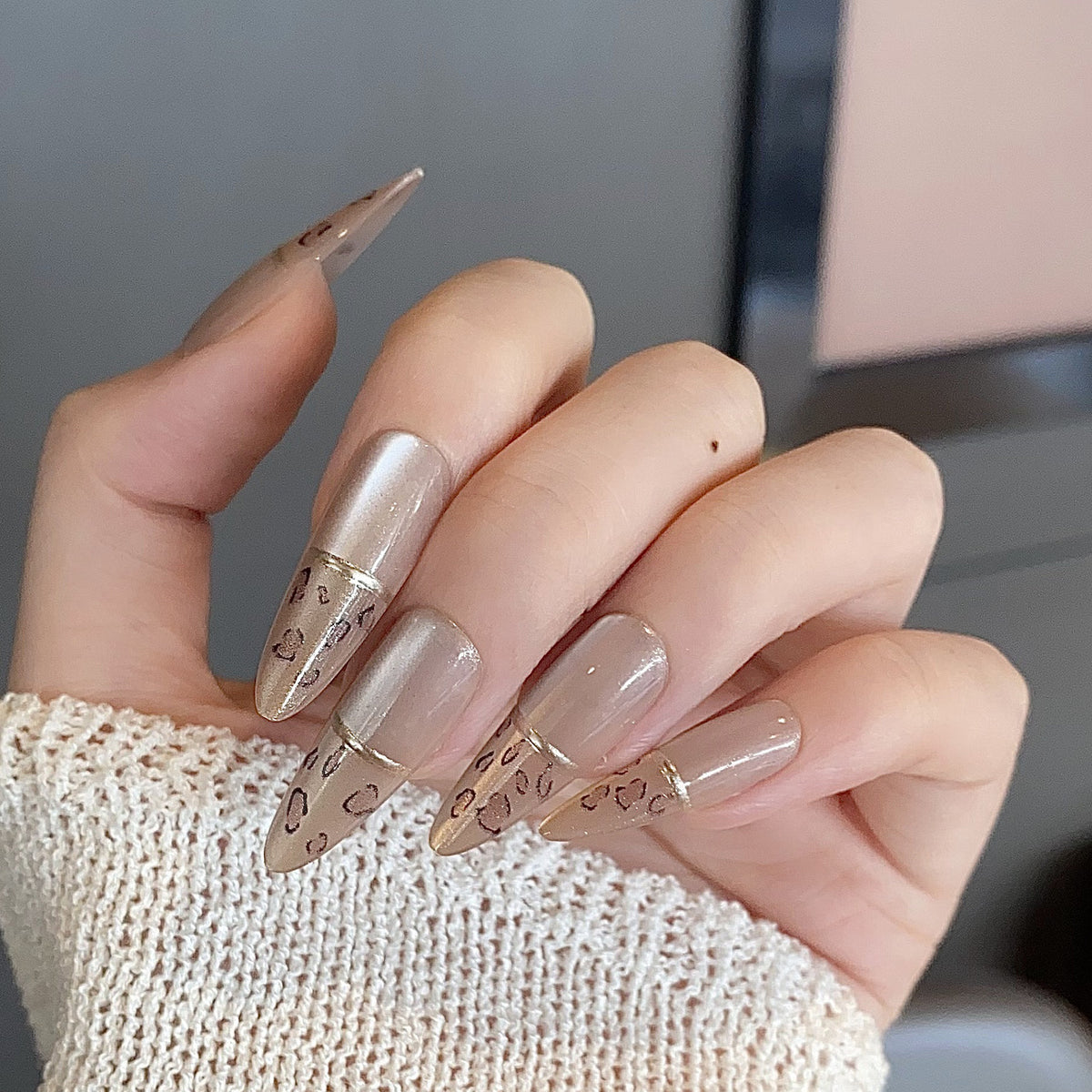 Thematische Nagelkunst Press-On Nägel mit süßen Charakter- und Schleifendesigns Brehn
