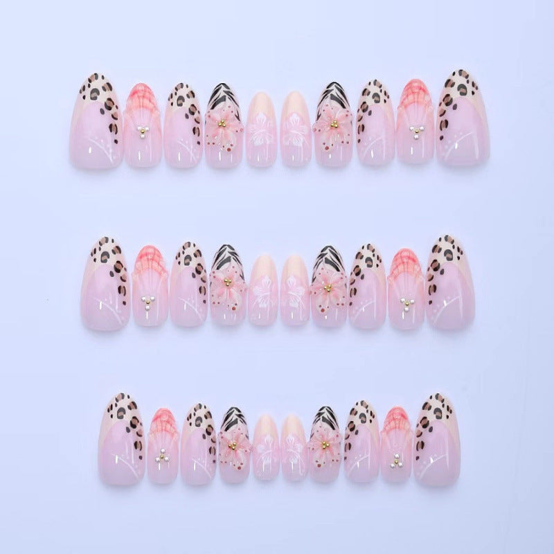 Exklusive 3D Nagelkunst mit floralen Designs Brehn