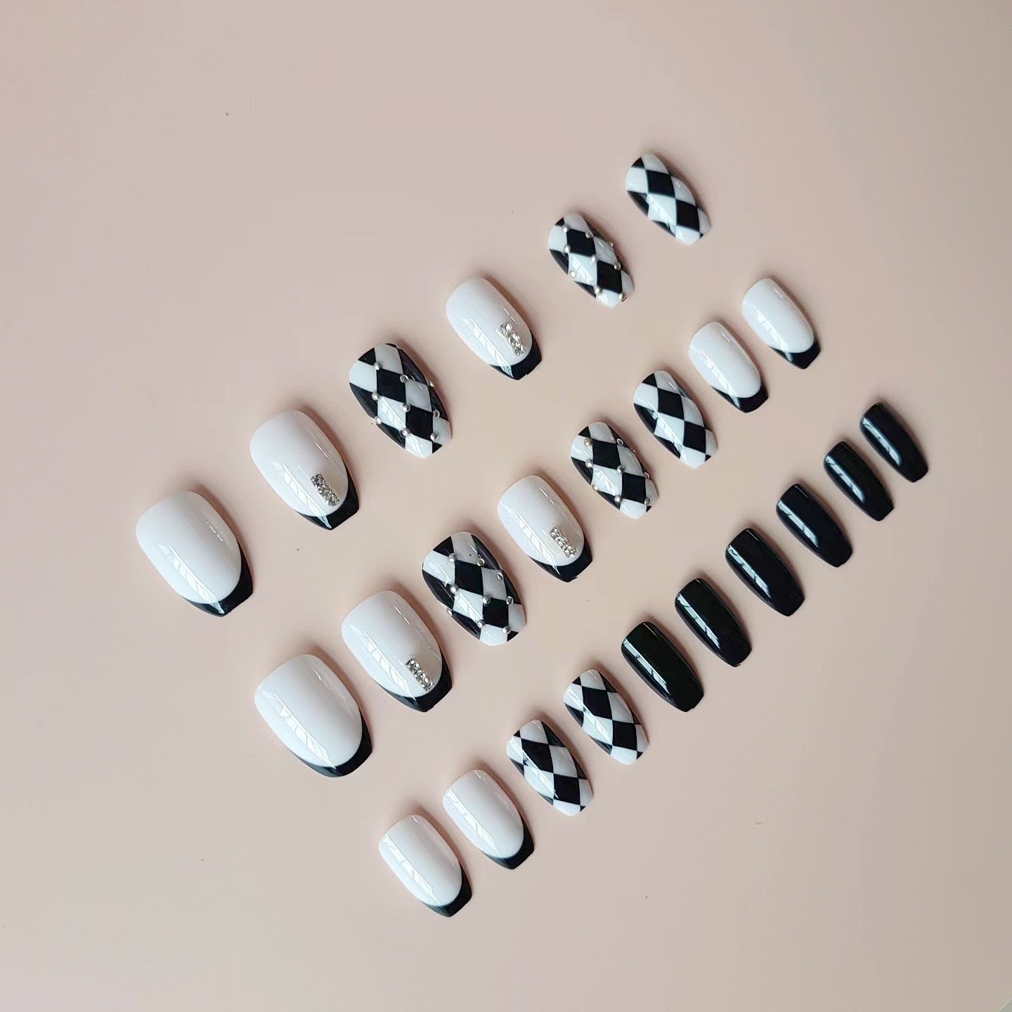 Kunstnagelset mit kreativem Schachbrett-Design und funkelnden Akzenten Brehn