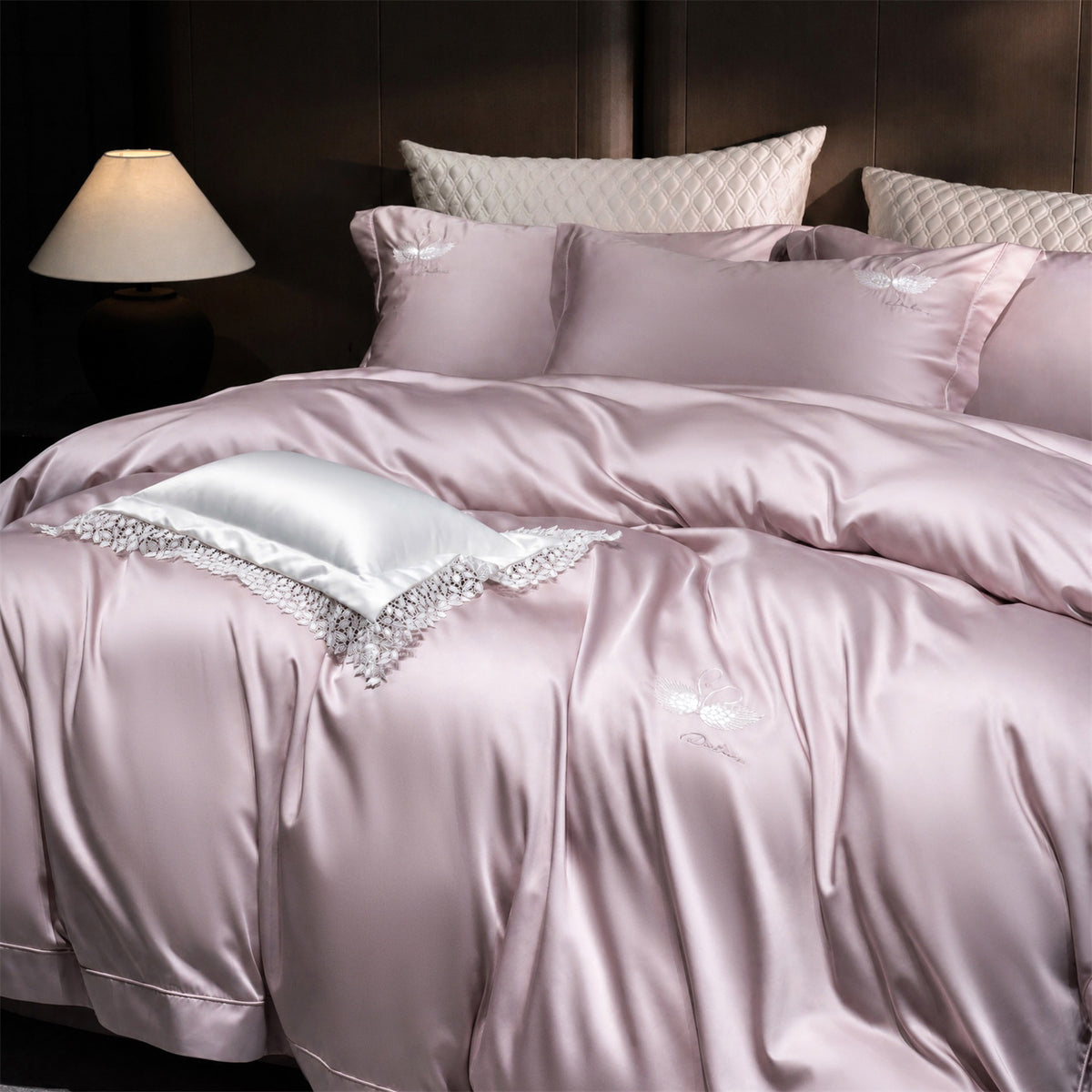 Luxuriöse Satin-Bettwäschegarnitur mit besticktem Schwanenmotiv und Spitzenkissen