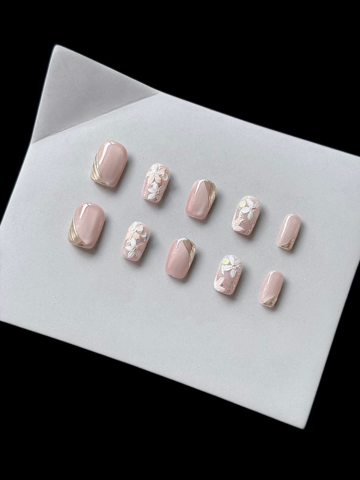 Künstlerisches Press-On Nagelkunstset mit floralen Akzenten