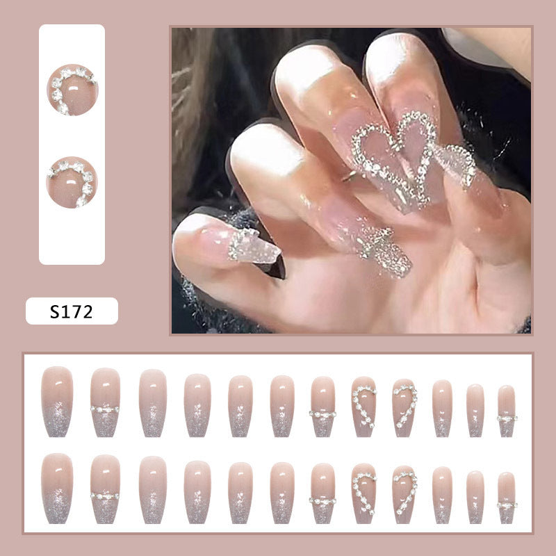 Kunstnagel-Set mit funkelnden Herzmotiven und Glitzerakzenten Brehn