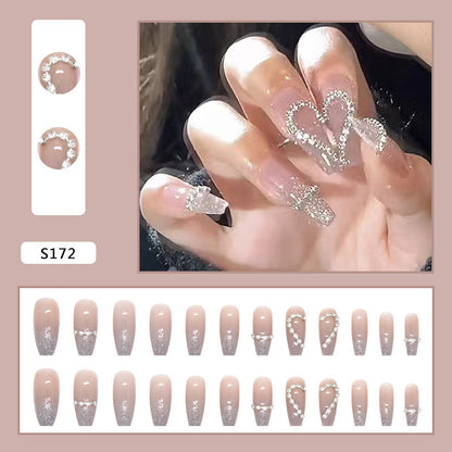 Kunstnagel-Set mit funkelnden Herzmotiven und Glitzerakzenten Brehn