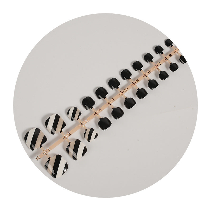 Stylisches Press-On-Nagelset mit gestreiftem Design Brehn