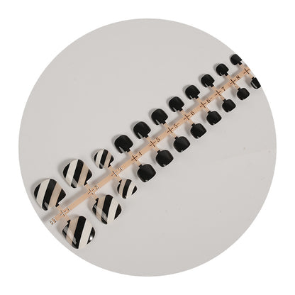 Stylisches Press-On-Nagelset mit gestreiftem Design Brehn