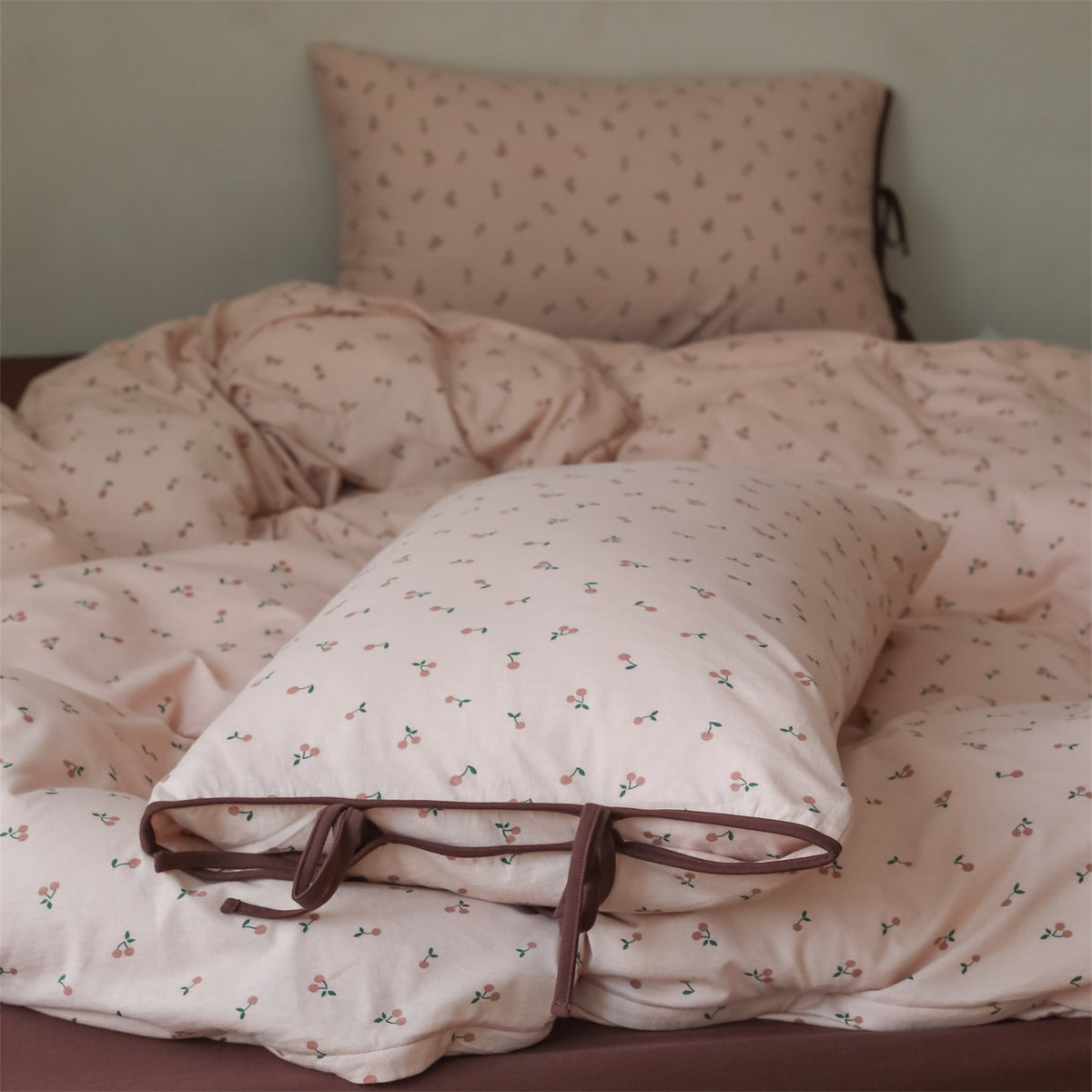 Bettwäsche-Garnitur aus Baumwoll-Satin mit kleinem Kirschdessin und Kissen-Bindebändern