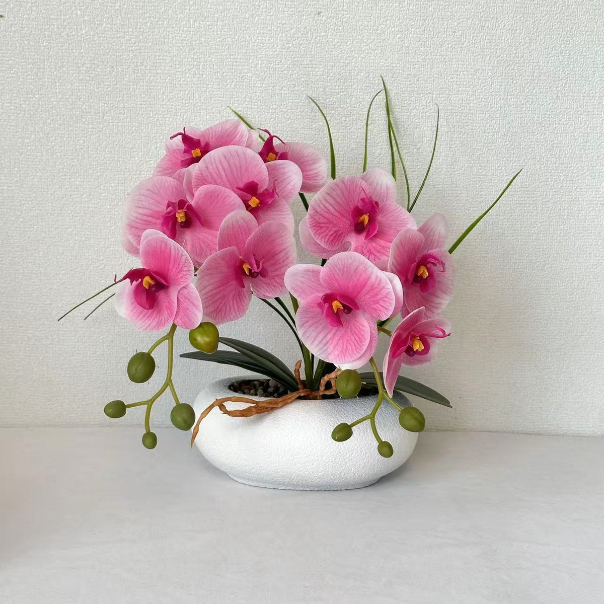 Lebensechte Orchideenblumenstrauß-Anordnung