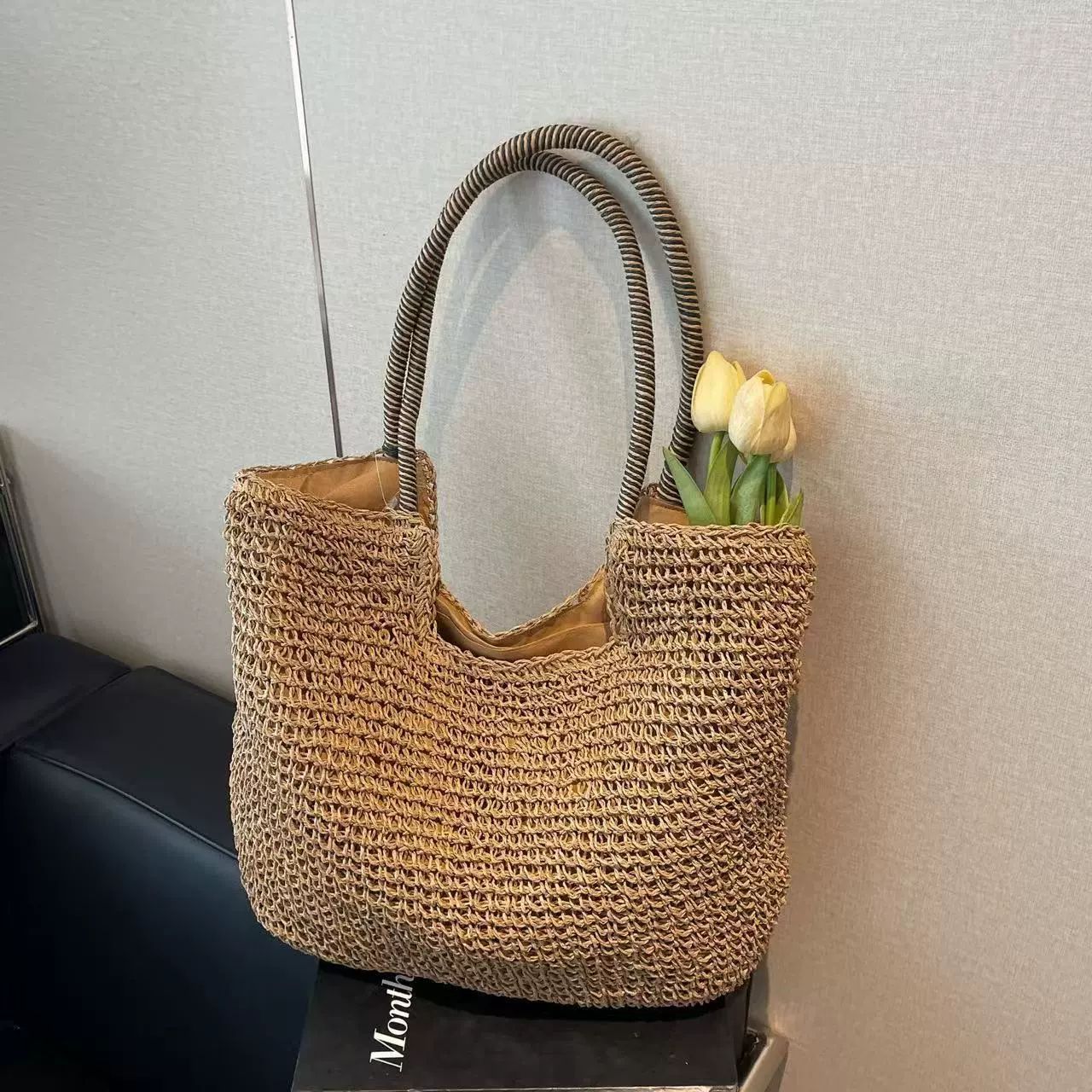 Elegante Handtasche Aus Handgewebtem Naturmaterial mit Gestreiften Griffen Brehn