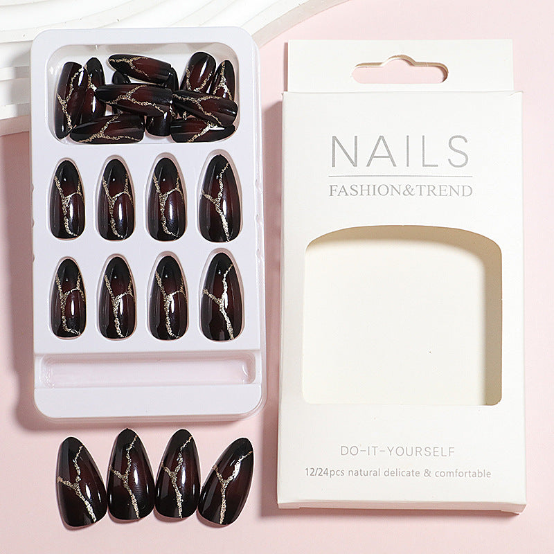 Künstlerisches Press-On Nageldesign mit goldenen Aderakzenten Brehn