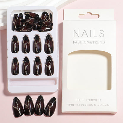 Künstlerisches Press-On Nageldesign mit goldenen Aderakzenten Brehn