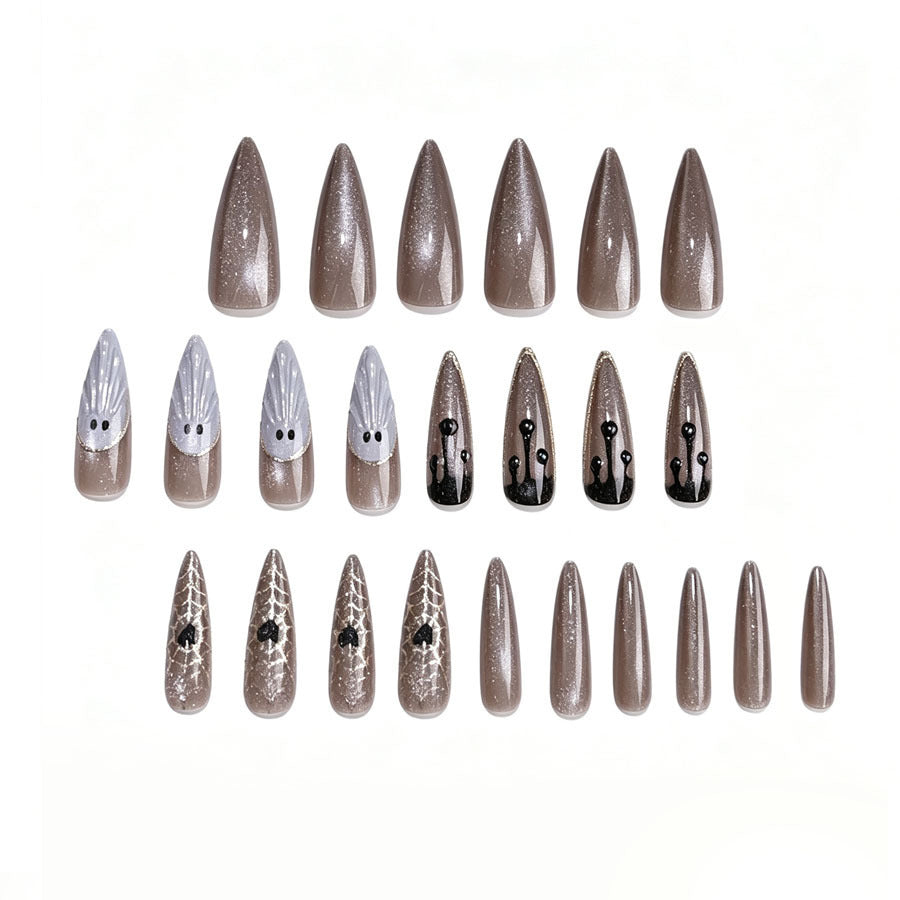 Kunstnagelset mit glamourösen Metallic-Elementen und filigranen Details Brehn