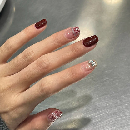 Elegantes Press-On Nail Design mit Glitzer und Edelsteinakzenten Brehn