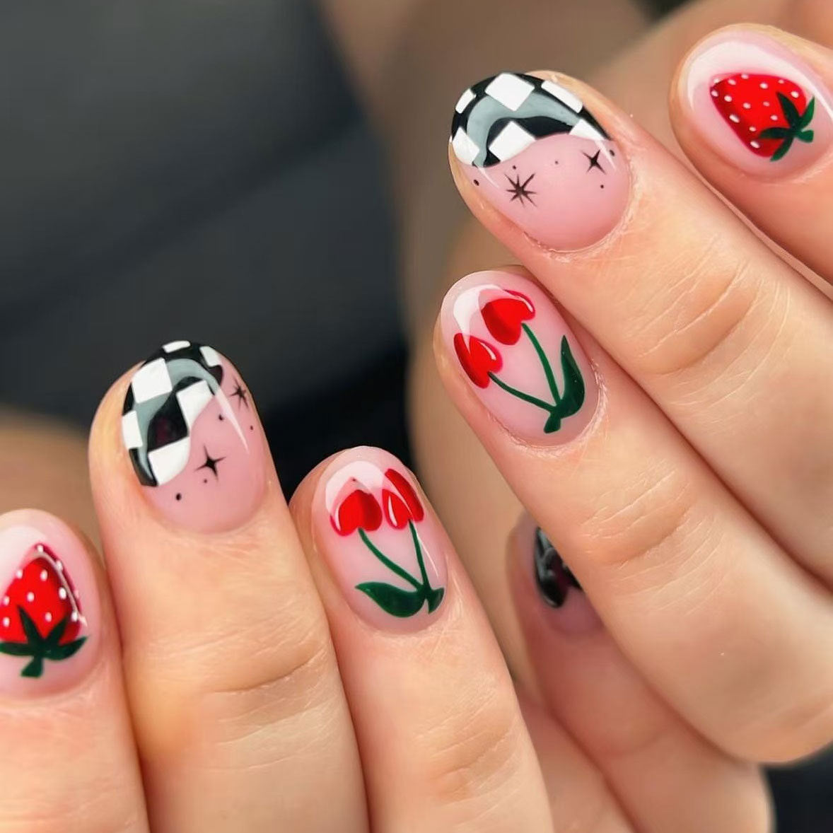 Künstlerische Blumen- und Karomuster-Nagelkunst