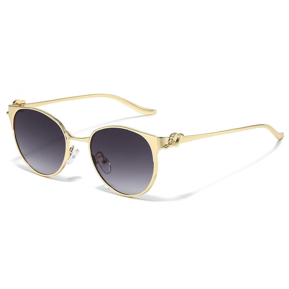 Elegante Cat-Eye-Sonnenbrille mit dekorativen goldenen Akzenten Brehn