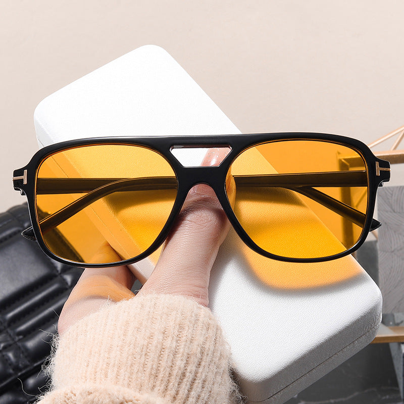 Damen modische Brille mit feinem Rahmen und strengen Konturen Brehn