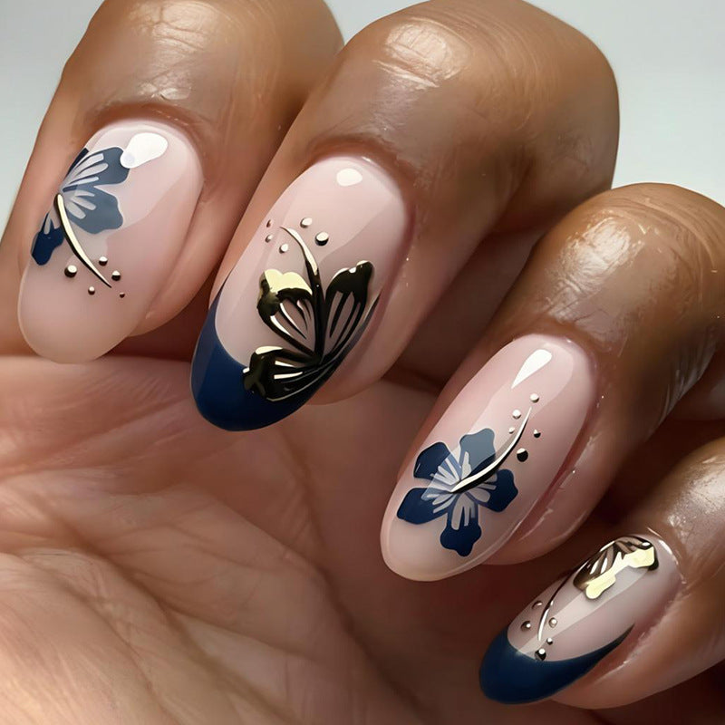 Kunstnagelset mit einzigartigen Blüten- und Goldverzierungen Brehn