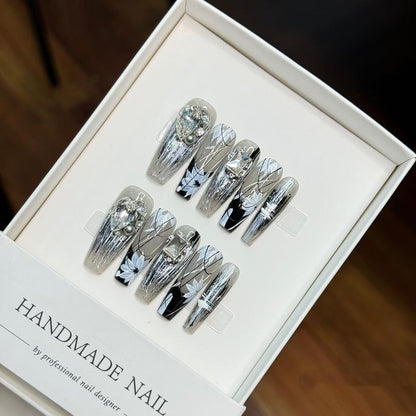 Künstlerisch Handgefertigtes Press-On Nagelset mit Floralen und Edelstein-Akzenten