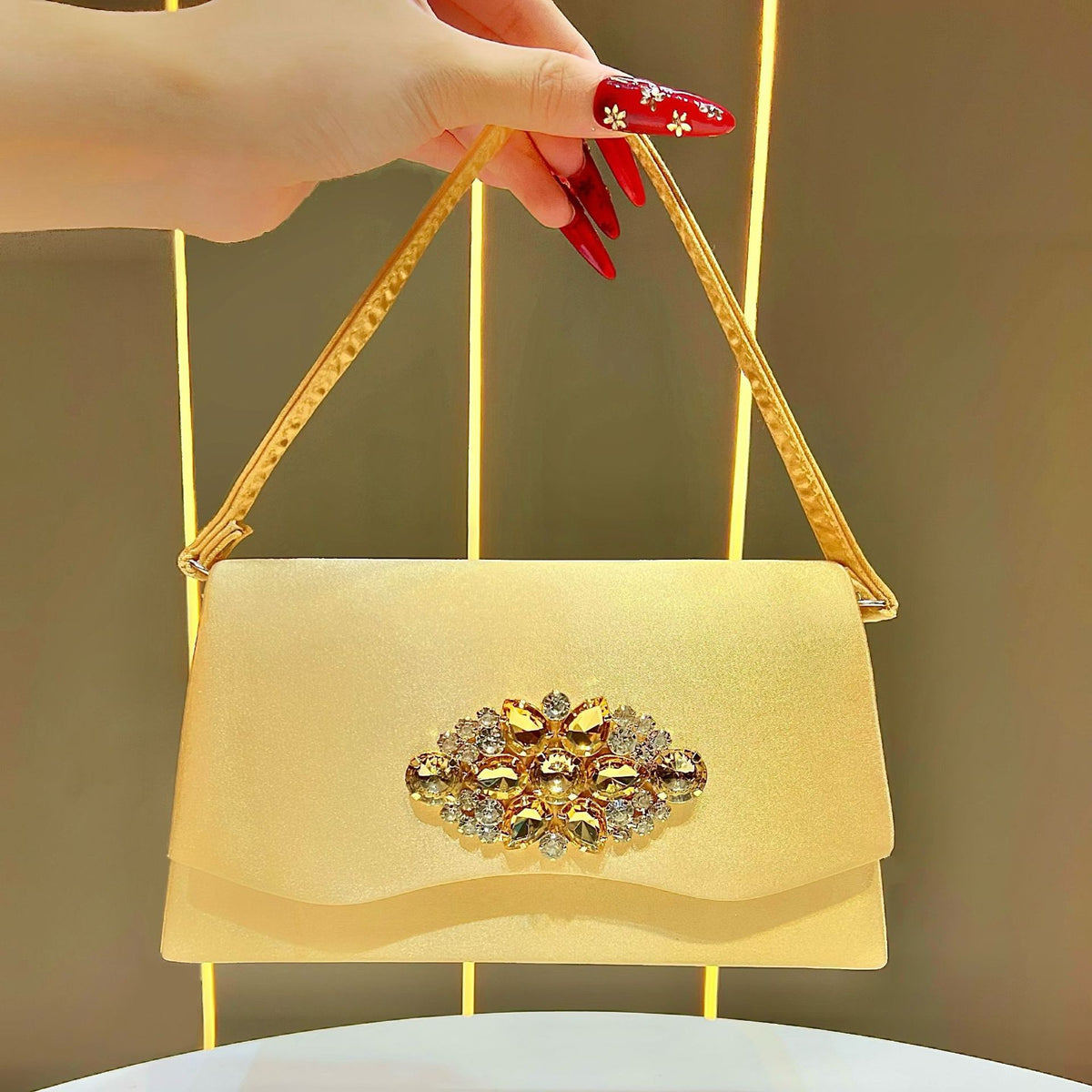 Elegante abendliche Handtasche mit Strasssteinen