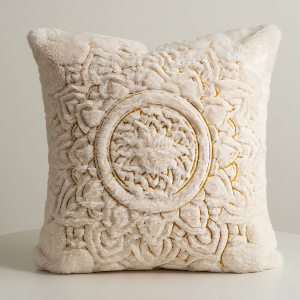 Luxuriöser Zierkissenbezug aus Kunstfell mit reliefiertem Mandala-Motiv Brehn