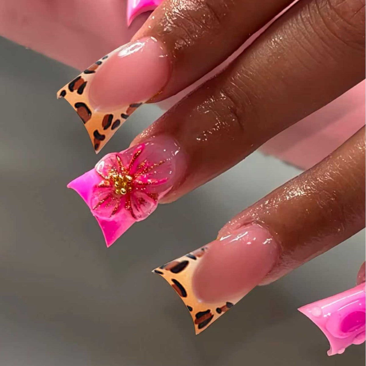 Dekorative Press-On Nagelerweiterungen mit floralen Akzenten Brehn