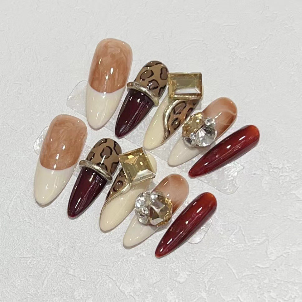 Stiletto Press-On Nagelkunst Set mit dekorativen Edelsteinakzenten Brehn