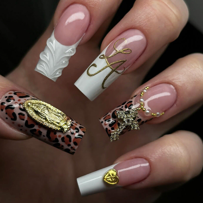Kreatives Kunstnagelset mit Leopardendesign und eleganten Verzierungen Brehn