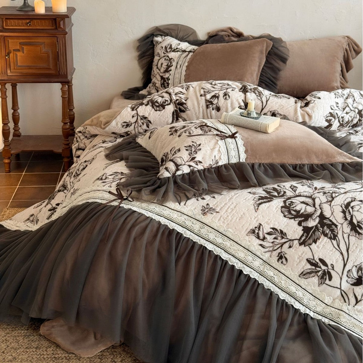 Gestepptes Bettwäsche-Set mit floralem Muster, Tüllvolant und dekorativen Rüschen Brehn