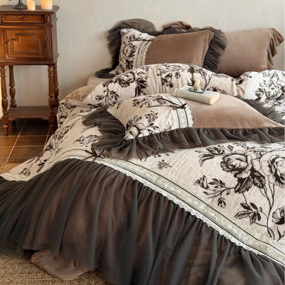 Gestepptes Bettwäsche-Set mit floralem Muster, Tüllvolant und dekorativen Rüschen Brehn