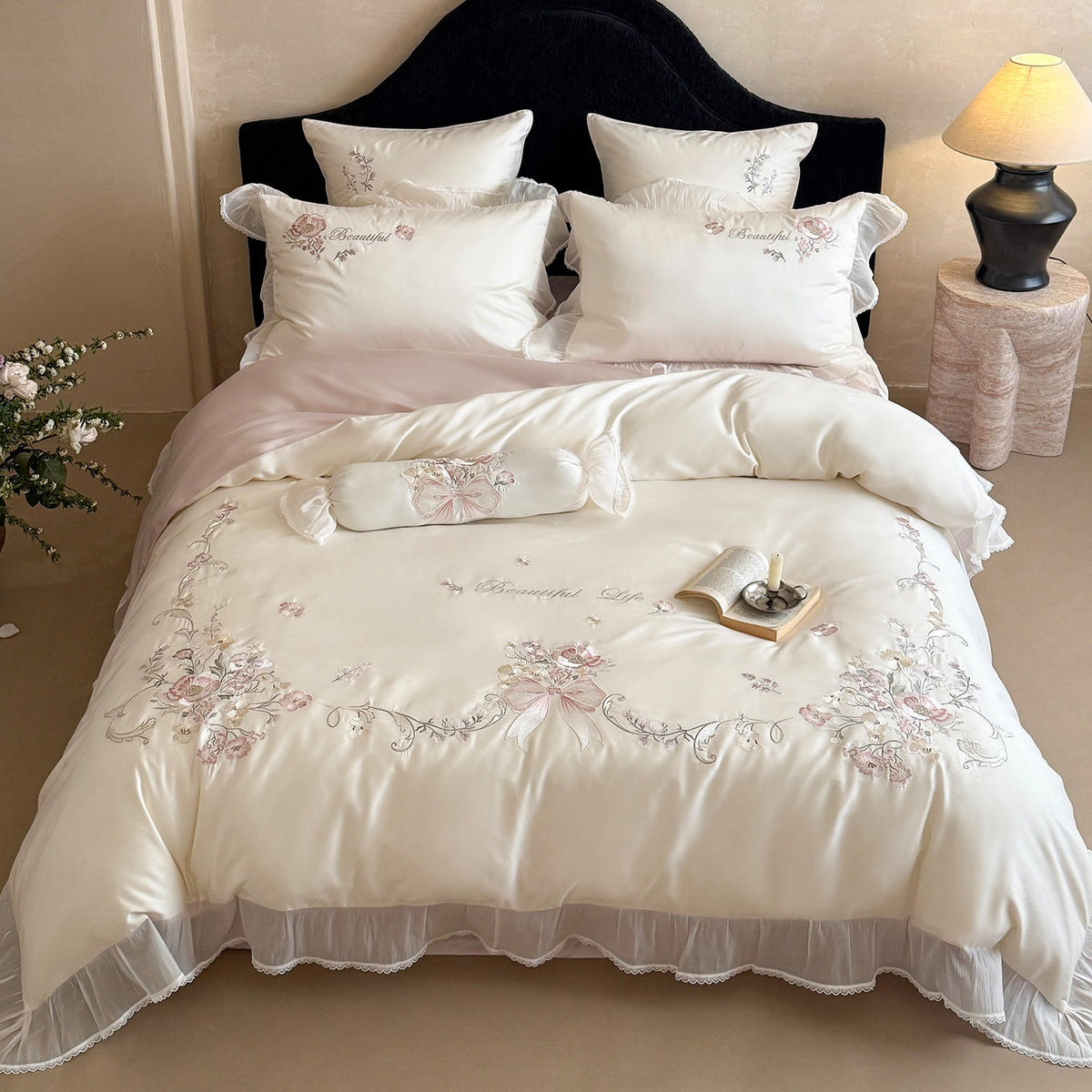 Luxuriöse floral gestickte Satin-Mischung Bettbezug Ensemble mit Rüschensheer Rock