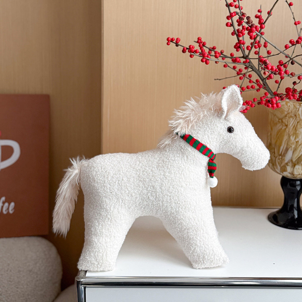 Dekoratives Kuschelpferd aus Teddy-Fleece als Deko- und Spielkissen