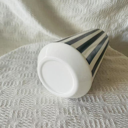 Moderne gestreifte Keramiktasse Brehn