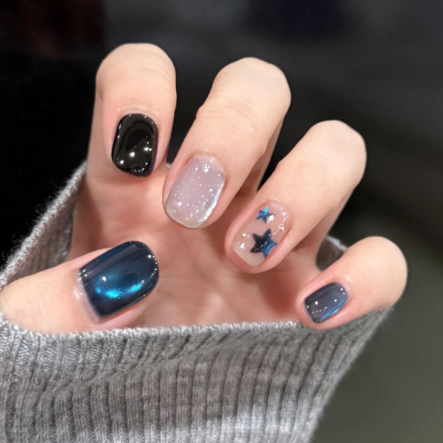 Kunstnägel mit Elegantem Sternendesign und Schimmernden Effekten Brehn