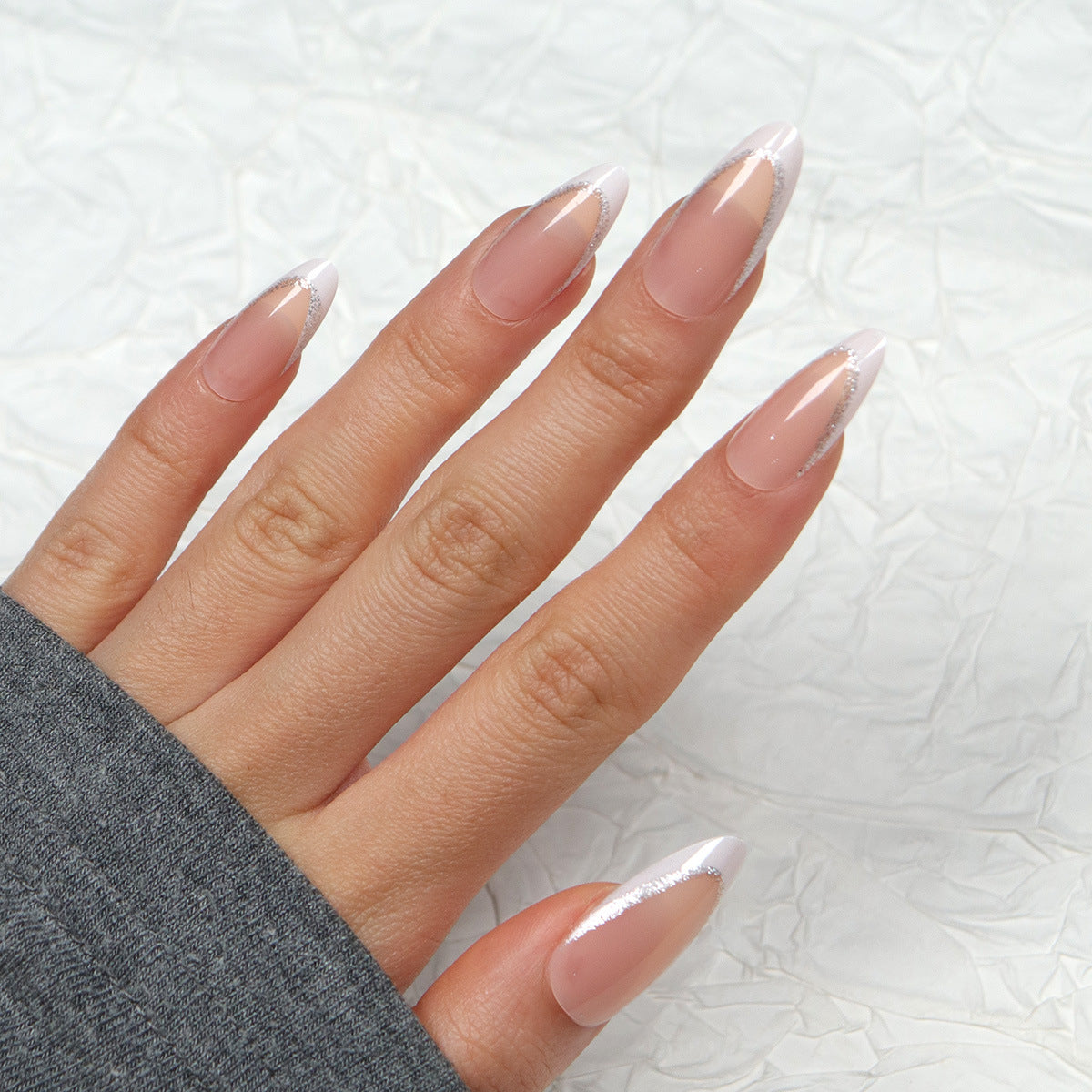 Elegante Stiletto-Klebe-Nägel mit silbernen Glitzerakzenten Brehn
