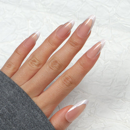 Elegante Stiletto-Klebe-Nägel mit silbernen Glitzerakzenten Brehn