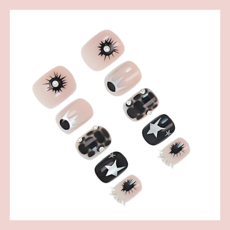 Kunstnagelset mit kreativen geometrischen Motiven Brehn