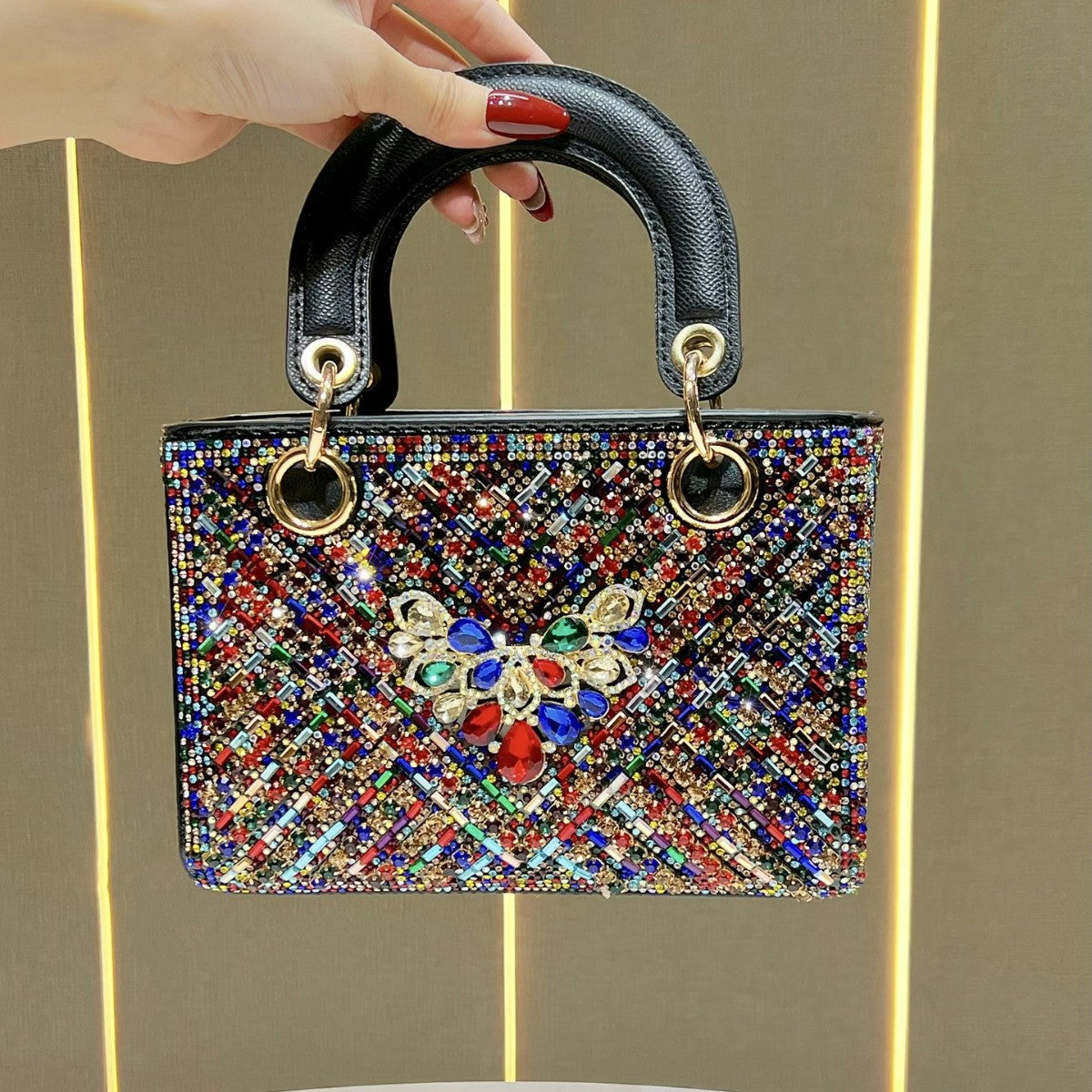 Aufwendige mit Kristallen verzierte Handtasche