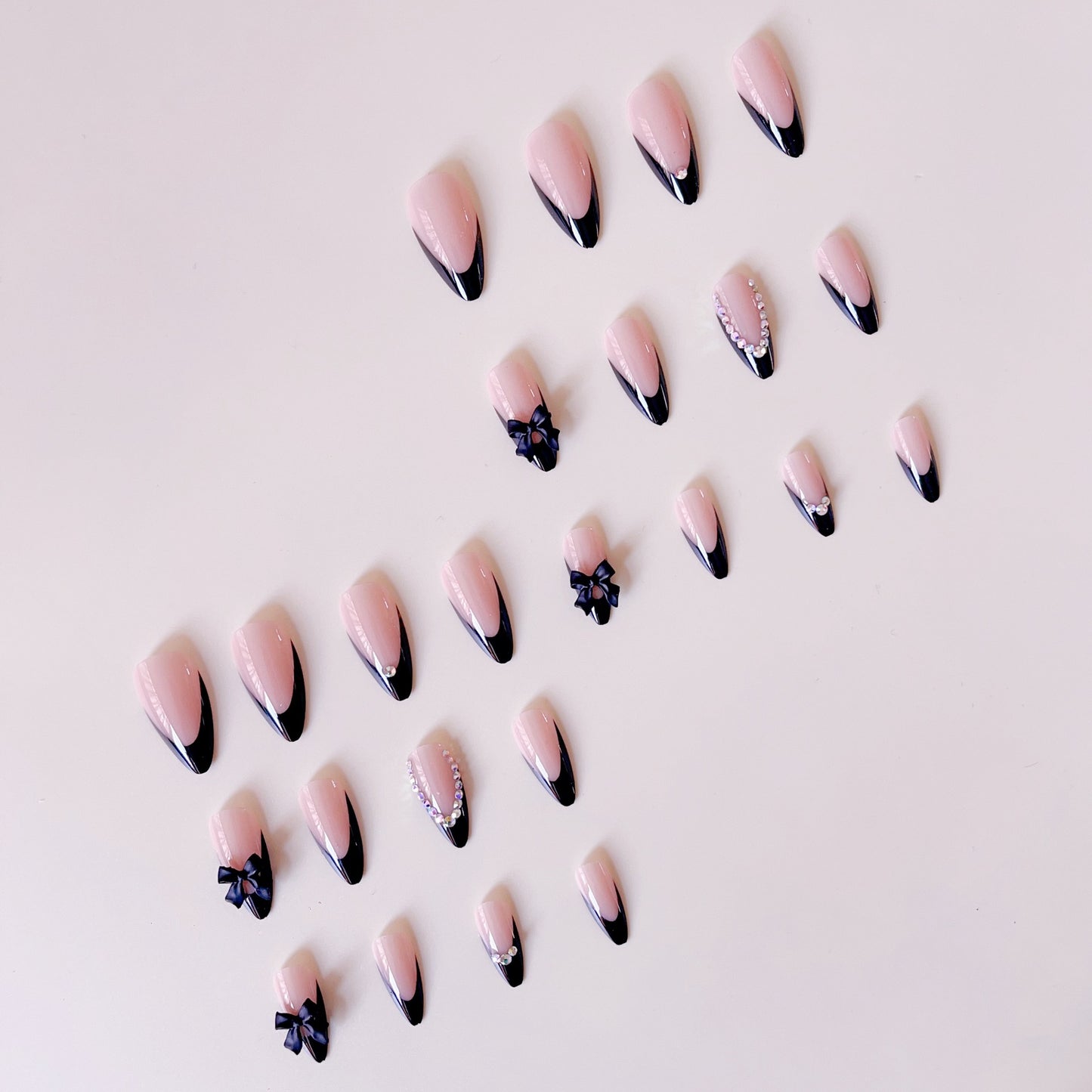 Kunstnagelset mit glamourösen 3D-Schleifen und Strassverzierungen Brehn