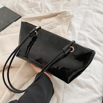 Glänzende Patentanleder-Handtasche