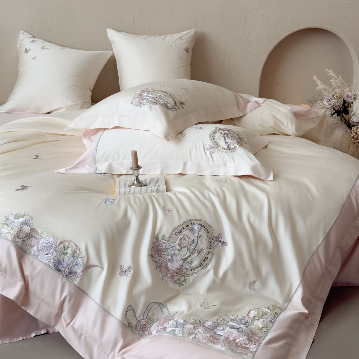 Luxuriöses floral besticktes Baumwollsatin-Bettwäsche-Set mit Volant und Zierkissen Brehn